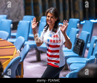 New York, États-Unis, 14 juin 2018. L'ambassadeur des Etats-Unis à l'ONU Nikki Haley porte un maillot USA elle fait son entrée au Conseil de sécurité d'assister à un événement marquant la journée d'ouverture de la Coupe du Monde FIFA 2018, organisée par la Fédération de Russie du 14 juin au 15 juillet. Credit : Enrique Shore/Alamy Live News Banque D'Images