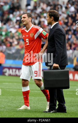 Moscou, Russie - le 14 juin 2018. Le milieu de terrain russe Alan Dzagoev instants après qu'il a subi une blessure dans le match d'ouverture de la Coupe du Monde de la FIFA 2018 la Russie contre l'Arabie Saoudite, avec le docteur Eduard Bezuglov. Credit : Alizada Studios/Alamy Live News Banque D'Images