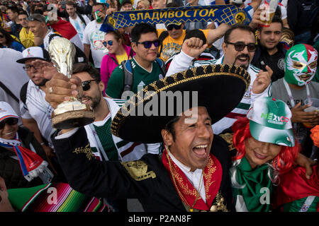 Moscou, Russie. 14 Juin, 2018. Les fans mexicains sur les rues du centre de Moscou pendant le jour de l'ouverture de la Coupe du Monde de la FIFA 2018 en Russie Crédit : Nikolay Vinokourov/Alamy Live News Banque D'Images