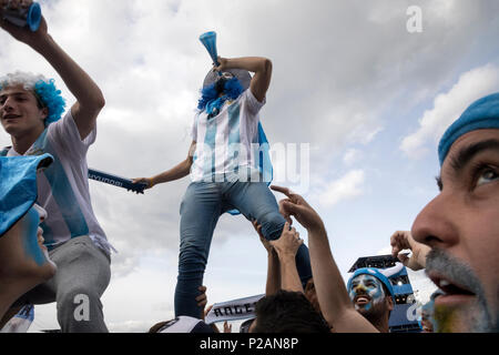 Moscou, Russie. 14 Juin, 2018. Des fans de l'Argentine sur les rues du centre de Moscou pendant le jour de l'ouverture de la Coupe du Monde de la FIFA 2018 en Russie Crédit : Nikolay Vinokourov/Alamy Live News Banque D'Images