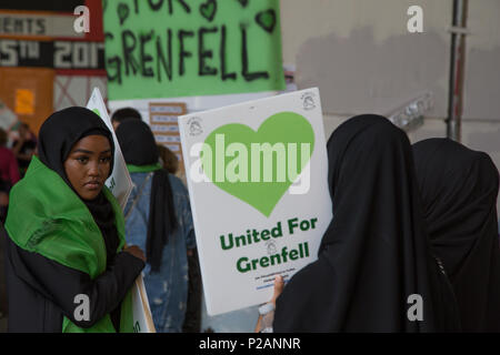 London UK 14 juin 2018 personnes au cours d'une marche silencieuse à St Mark's (Kensington Park Memorial Park) sur le premier anniversaire de la tour Grenfell fire Crédit : Thabo Jaiyesimi/Alamy Live News Banque D'Images