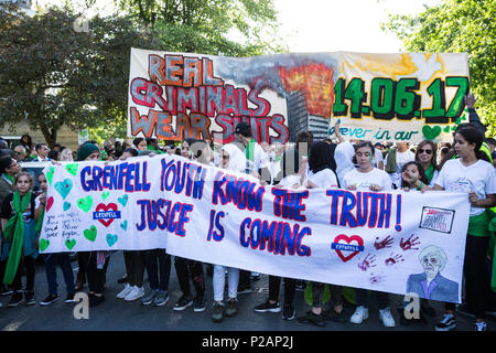 Londres, Royaume-Uni. 14 Juin, 2018. Les membres de la communauté et les partisans de Grenfell, prendre part à la marche silencieuse à travers Kensington ouest sur le premier anniversaire de l'incendie de la tour de Grenfell. 72 personnes sont mortes dans l'incendie de la tour de Grenfell et plus de 70 ont été blessées. Credit : Mark Kerrison/Alamy Live News Banque D'Images