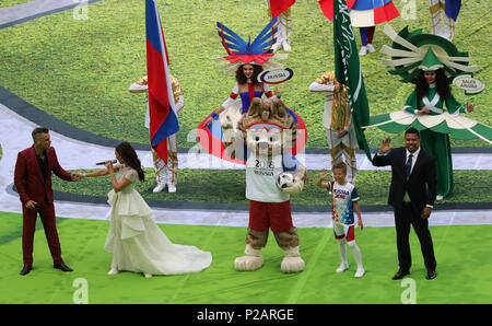 Moscou, Russie. 14 Juin, 2018. FIFA Soccer ; Coupe du monde, premier tour, Groupe A, première journée, la Russie et l'Arabie saoudite au stade Luzhniki : La pop star Robbie Williams, chanteur d'opéra russe Garifullina l'ACRA et la mascotte de la Coupe du Monde 'abiwaka' le loup lors de l'inauguration. Photo : Christian Charisius/dpa dpa : Crédit photo alliance/Alamy Live News Banque D'Images