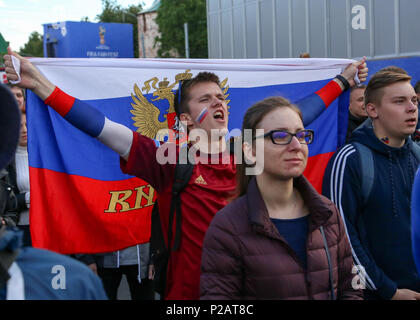 Nizhny Novgorod, Russie. 14 Juin, 2018. L'observation des fans la Russie contre l'Arabie saoudite jeu dans la fan zone.La Coupe du Monde de Football 2018 est la 21e Coupe du Monde de la FIFA, qui commence le 14 juin et se termine le 15 juillet 2018 en Russie. Credit : Aleksey Fokin SOPA/Images/ZUMA/Alamy Fil Live News Banque D'Images