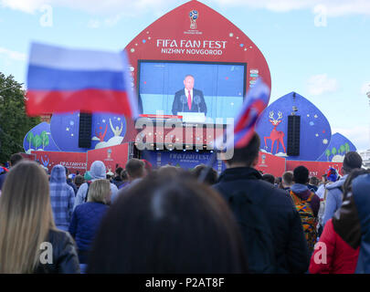 Nizhny Novgorod, Russie. 14 Juin, 2018. L'observation des fans la Russie contre l'Arabie saoudite jeu dans la fan zone.La Coupe du Monde de Football 2018 est la 21e Coupe du Monde de la FIFA, qui commence le 14 juin et se termine le 15 juillet 2018 en Russie. Credit : Aleksey Fokin SOPA/Images/ZUMA/Alamy Fil Live News Banque D'Images