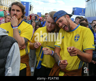 Nizhny Novgorod, Russie. 14 Juin, 2018. L'observation des fans la Russie contre l'Arabie saoudite jeu dans la fan zone.La Coupe du Monde de Football 2018 est la 21e Coupe du Monde de la FIFA, qui commence le 14 juin et se termine le 15 juillet 2018 en Russie. Credit : Aleksey Fokin SOPA/Images/ZUMA/Alamy Fil Live News Banque D'Images