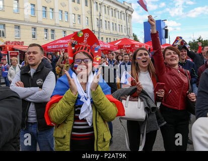 Nizhny Novgorod, Russie. 14 Juin, 2018. L'observation des fans la Russie contre l'Arabie saoudite jeu dans la fan zone.La Coupe du Monde de Football 2018 est la 21e Coupe du Monde de la FIFA, qui commence le 14 juin et se termine le 15 juillet 2018 en Russie. Credit : Aleksey Fokin SOPA/Images/ZUMA/Alamy Fil Live News Banque D'Images