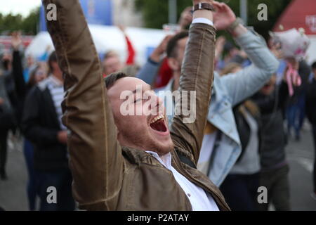 Nizhny Novgorod, Russie. 14 Juin, 2018. Un fan célèbre tout en regardant le jeu de la Russie contre l'Arabie saoudite dans la fan zone.La Coupe du Monde de Football 2018 est la 21e Coupe du Monde de la FIFA, qui commence le 14 juin et se termine le 15 juillet 2018 en Russie. Credit : Aleksey Fokin SOPA/Images/ZUMA/Alamy Fil Live News Banque D'Images