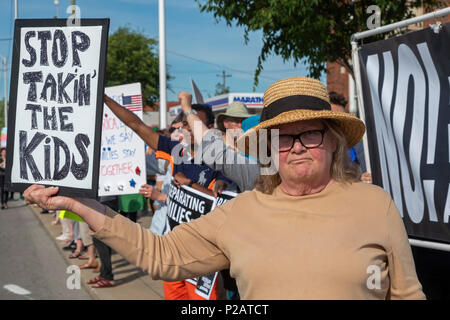 Detroit, Michigan, USA - 14 juin 2018 - Des manifestants s'opposent à la politique de l'administration d'atout de séparer les enfants de leurs parents à la frontière entre les États-Unis et le Mexique. La doublure rue devant l'Immigration and Customs Enforcement centre de détention, le groupe faisait partie de protestation dans de nombreuses villes organisé par familles appartiennent ensemble. Crédit : Jim West/Alamy Live News Banque D'Images