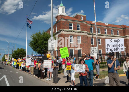 Detroit, Michigan, USA - 14 juin 2018 - Des manifestants s'opposent à la politique de l'administration d'atout de séparer les enfants de leurs parents à la frontière entre les États-Unis et le Mexique. La doublure rue devant l'Immigration and Customs Enforcement centre de détention, le groupe faisait partie de protestation dans de nombreuses villes organisé par familles appartiennent ensemble. Crédit : Jim West/Alamy Live News Banque D'Images