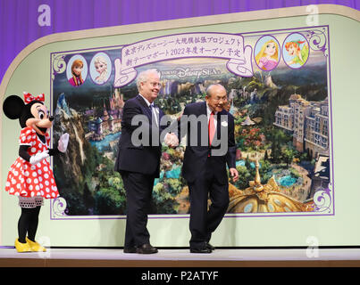 Urayasu, au Japon. 14 Juin, 2018. Terre d'Orient président Toshio Kagami (R), serre la main avec Walt Disney Imagineering président Bob Weis tandis que Minnie regarde ils ont annoncé Tokyo DisneySea sera d'étendre en 2022 à Urayasu, suburbanTokyo le Jeudi, 14 juin, 2018. Tokyo DisneySea terres orientales de l'opérateur a dévoilé le plan d'une grande expansion de Tokyo DisneySea y compris un nouveau Disneyhotel. Credit : Yoshio Tsunoda/AFLO/Alamy Live News Banque D'Images