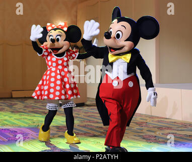 Urayasu, au Japon. 14 Juin, 2018. Personnages de Disney Mickey et Minnie Mouse sourire alors qu'ils ont annoncé Tokyo DisneySea sera d'étendre en 2022 à Urayasu, suburbanTokyo le Jeudi, 14 juin, 2018. Tokyo DisneySea terres orientales de l'opérateur a dévoilé le plan d'une grande expansion de Tokyo DisneySea y compris un nouveau Disneyhotel. Credit : Yoshio Tsunoda/AFLO/Alamy Live News Banque D'Images