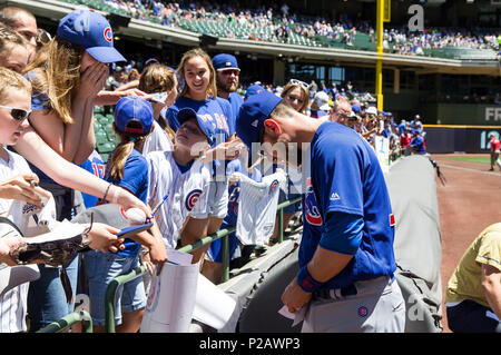 Milwaukee, WI, USA. 13 Juin, 2018. Le lanceur partant des Cubs de Chicago Kyle Hendricks # 28 Cub signe des autographes pour les fans avant le match de la Ligue Majeure de Baseball entre les Milwaukee Brewers et les Cubs de Chicago au Miller Park de Milwaukee, WI. John Fisher/CSM/Alamy Live News Banque D'Images