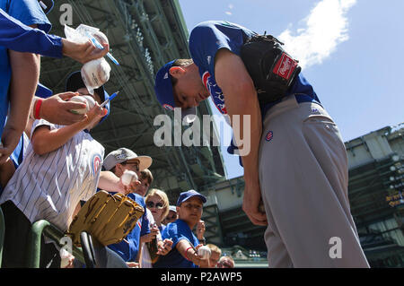 Milwaukee, WI, USA. 13 Juin, 2018. Le lanceur partant des Cubs de Chicago Kyle Hendricks # 28 Cub signe des autographes pour les fans avant le match de la Ligue Majeure de Baseball entre les Milwaukee Brewers et les Cubs de Chicago au Miller Park de Milwaukee, WI. John Fisher/CSM/Alamy Live News Banque D'Images