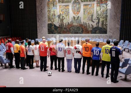 Organisation des Nations Unies, New York, USA, 14 juin 2018 - les membres du Conseil de sécurité, portant les maillots de leurs équipes nationales, se sont réunis à la Chambre aujourd'hui pour marquer l'ouverture de la Coupe du Monde de la FIFA, aujourd'hui au siège des Nations Unies à New York. Secrétaire général M. Antonio Guterres et M. Miroslav Lajcak, Président de la soixante-deuxième session de l'Assemblée générale, poser pour une photo de groupe avec les membres du Conseil, y compris Vassily Nebenzia, Représentant permanent de la Fédération de Russie auprès de l'Organisation des Nations Unies et Président du Conseil de sécurité pour le mois de juin. Photos : Luiz Rampelotto/Eur Banque D'Images