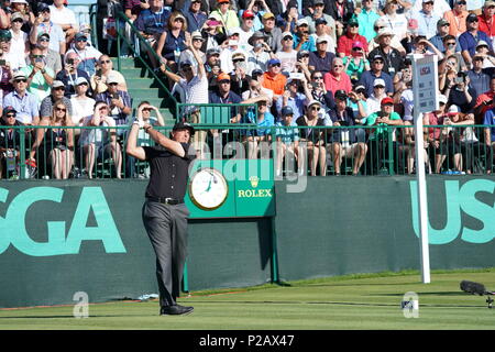 Southampton, New York, USA. 14 Juin, 2018. Phil Mickelson de USA tees off au 10ème trou lors du premier tour de l'US Open 118e championnat au Shinnecock Hills Golf Club à Southampton, New York, États-Unis, le 14 juin 2018. Credit : Koji Aoki/AFLO SPORT/Alamy Live News Banque D'Images