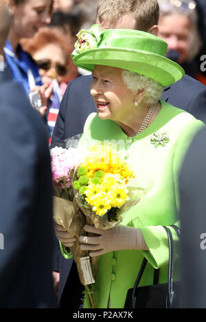 Sa Majesté la Reine Elizabeth II, visites Chester avec Meghan Markle, duchesse de Sussex, sur leur premier engagement public ensemble. Chester, Cheshire, le 14 juin 2018. Crédit : Paul Marriott/Alamy Live News Banque D'Images