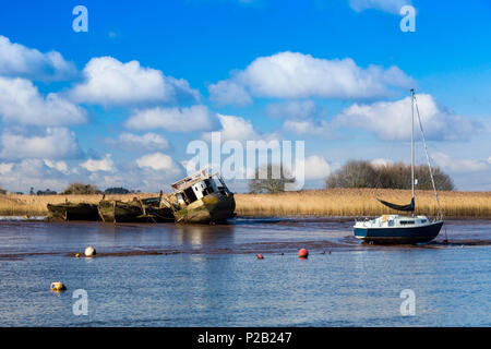 Une ancienne péniche et un couple de barges pourrir sur les vasières de la rivière Exe à Topsham, Devon, England, UK Banque D'Images