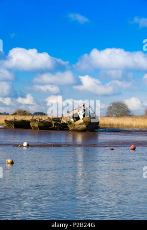 Une ancienne péniche et un couple de barges pourrir sur les vasières de la rivière Exe à Topsham, Devon, England, UK Banque D'Images