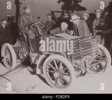 [Collection Jules Beau. Photographie sportive] : T. 14. Année 1901 / Jules Beau [Collection Jules Beau. Photographie sportive] : T. 14. Année 1901 / Jules Beau : F. 4. [Paris - Berlin, grande course annuelle de l' Automobile Club de France, course de vitesse, 27 -29 juin 1901] ; 276 René de Knyff 1901 Paris-Berlin Banque D'Images