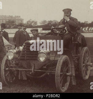 [Collection Jules Beau. Photographie sportive] : T. 9. Année 1899 / Jules Beau [Collection Jules Beau. Photographie sportive] : T. 9. Année 1899 / Jules Beau : F. 20. Cours de [Bordeaux - Paris, 1899] ; 276 René de Knyff, vainqueur du Paris-Bordeaux (ici 1898 deuxième en 1899, Aristide avec chauffeur) Banque D'Images