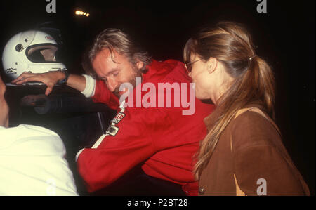 SAUGUS, CA - 12 OCTOBRE : (L-R) James Cameron Directeur et de l'actrice Linda Hamilton assister à Reid Rondell Celebrity Road Race le 12 octobre 1991 à Saugus Saugus Speedway, en Californie. Photo de Barry King/Alamy Stock Photo Banque D'Images