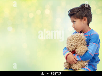 Triste petite fille avec nounours plus de feux verts Banque D'Images