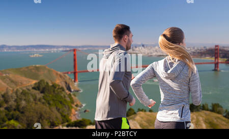 Couple heureux tournant sur le golden gate bridge Banque D'Images