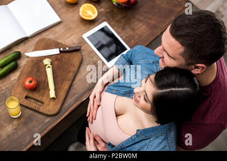 Vue aérienne de happy young pregnant woman ensemble pendant la cuisson Banque D'Images