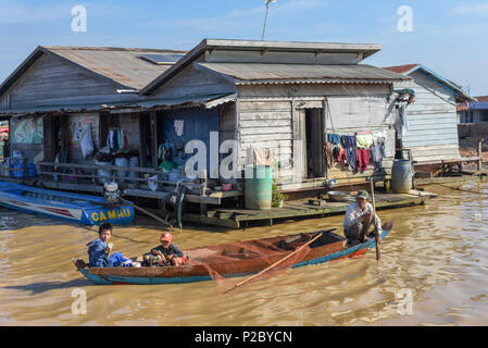 Lac Tonle Sap, Cambodge - 13 janvier 2018 : Le village flottant sur l'eau du lac Tonlé Sap au Cambodge. Banque D'Images