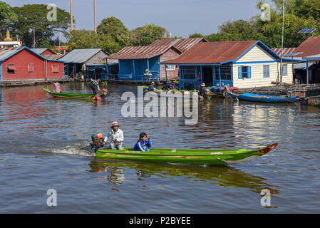 Lac Tonle Sap, Cambodge - 13 janvier 2018 : Le village flottant sur l'eau du lac Tonlé Sap au Cambodge. Banque D'Images