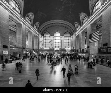 Le noir et blanc d'une longue exposition de personnes sur le hall principal de la gare Grand Central Station, New York, USA Banque D'Images