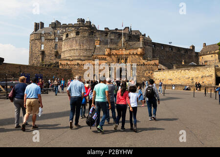Les visiteurs qui entrent dans le château d'Édimbourg, lors d'une journée ensoleillée en juin ; Vieille Ville d'Édimbourg, en Écosse, Royaume-Uni Banque D'Images