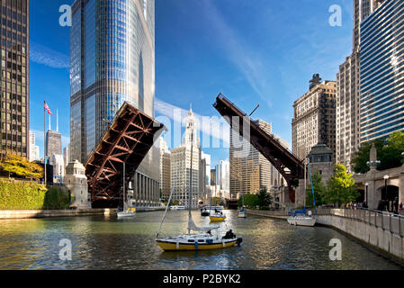 La levée des ponts sur la rivière Chicago signale la fin d'une autre saison de navigation que les voiliers passer de leur port sur le lac Michigan à thei Banque D'Images