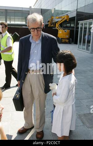 Woody Allen, Soon-Yi et ses filles Bechet et Manze Tio en arrivant à Barcelone pour le tournage du film 'Vicky Cristina Barcelona'. Banque D'Images