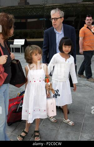 Woody Allen, Soon-Yi et ses filles Bechet et Manze Tio en arrivant à Barcelone pour le tournage du film 'Vicky Cristina Barcelona'. Banque D'Images