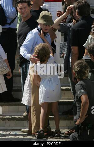 Woody Allen joue avec sa fille Bechet dans le Parc Güell, sur l'ensemble de film 'Vicky Cristina Barcelona' . Banque D'Images