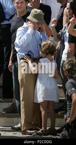 Woody Allen joue avec sa fille Bechet dans le Parc Güell, sur l'ensemble de film 'Vicky Cristina Barcelona' . Banque D'Images