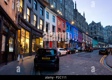 Arc de l'ouest, la vieille ville d'Edimbourg de nuit avec des bâtiments colorés et ses rues pavées ; Site du patrimoine mondial de l'Edinburgh, Edinburgh Scotland UK Banque D'Images