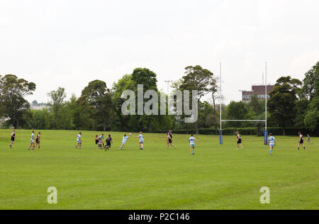 Les gens jouent à un jeu de rugby à Inverleith Park, Edinburgh Scotland UK Banque D'Images