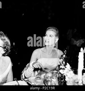 Description : La 27e Academy Awards / 1955. Grace Kelly au cours de cérémonie des Oscars le dîner.. Film Original Titre : HISTOIRE DU CINÉMA : OSCARS. Titre en anglais : HISTOIRE DU CINÉMA : OSCARS. Année : 1955. Stars : GRACE KELLY. Banque D'Images