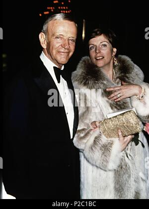 Description : L'acteur américain, chanteur, danseur et chorégraphe de l'étape de Fred Astaire à la cérémonie des Oscars en 1975.. Film Original Titre : HISTOIRE DU CINÉMA : OSCARS. Titre en anglais : HISTOIRE DU CINÉMA : OSCARS. Année : 1975. Stars : Fred Astaire. Banque D'Images