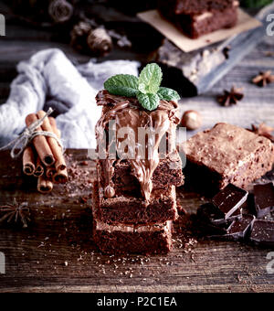 Morceaux carrés de gâteau au chocolat sont couverts d'une épaisse couche de chocolat, Close up Banque D'Images