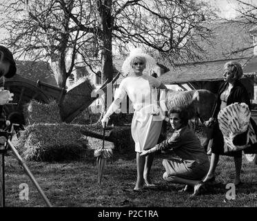 Titre original : ZARTEZARTE HAUT DE SCHWARZER SEIDE. Titre en anglais : DANIELLA PAR NUIT. Directeur du film : MAX PECAS. Année : 1961. Stars : ELKE SOMMER. Banque D'Images