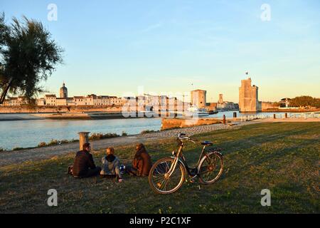 La France, Charente-Maritime, La Rochelle, la tour de la chaîne (tour de la chaîne) et Saint Nicolas tour(tour Saint-Nicolas) protéger l'entrée du Vieux Port et de l'église St Sauveur au centre Banque D'Images