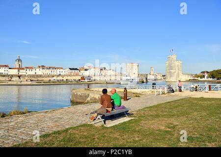 La France, Charente-Maritime, La Rochelle, la tour de la chaîne (tour de la chaîne) et Saint Nicolas tour(tour Saint-Nicolas) protéger l'entrée du Vieux Port et de l'église St Sauveur au centre Banque D'Images