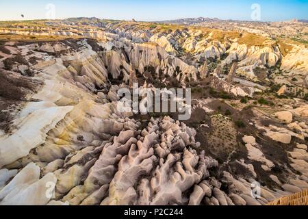 La Turquie, l'Anatolie Centrale, Nev&# x15f;ehir, province Cappadoce Site du patrimoine mondial de l'UNESCO, Göreme, montgolfière vol au dessus de tuf volcanique des collines et vignobles du Parc National de Göreme, au lever du soleil (vue aérienne) Banque D'Images