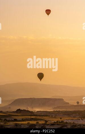 La Turquie, l'Anatolie Centrale, Nev&# x15f;ehir, province Cappadoce Site du patrimoine mondial de l'UNESCO, Göreme, vol de ballons à air sur les collines de tuf volcanique au lever du soleil, vue de Uçhisar Banque D'Images