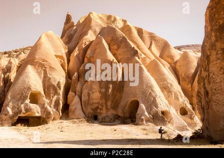 La Turquie, l'Anatolie Centrale, Nev&# x15f;ehir, province Cappadoce Site du patrimoine mondial de l'UNESCO, Göreme, randonneur dans la vallée des Roses, paysage de collines de tuf volcanique, des cheminées de fées et des vestiges d'habitations troglodytiques dans le parc national de Göreme Banque D'Images