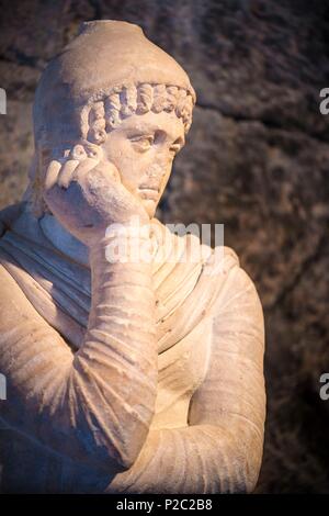 La Turquie, région de l'Egée, province de Denizli, sculpture grecque au musée archéologique de la ville antique d'Hiérapolis, fondée au 2ème siècle avant JC. par Eumène II, roi de Pergame, c'est au sommet du monticule de Pamukkale (château de coton), dominant la plaine de 70 mètres, et développé grâce à l'exploitation de ses sources thermales, Hiéra était le nom de la femme d'Telephore, fondateur légendaire de Pergame, Site du patrimoine mondial de l'UNESCO Banque D'Images